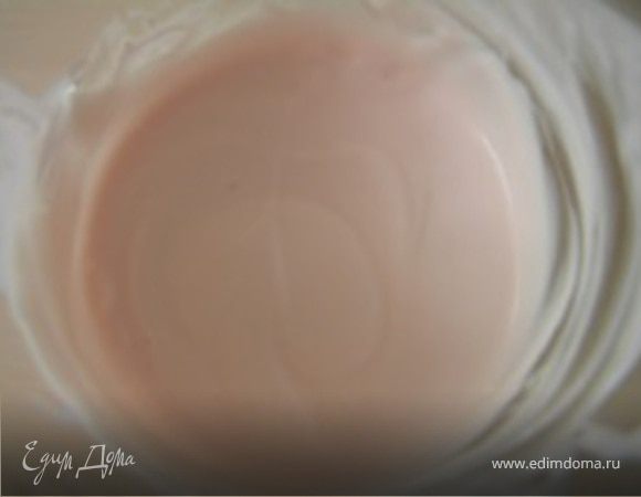 Приготовить крем. Сливки немного взбить, добавить йогурт, сахарную пудру, еще взбить.