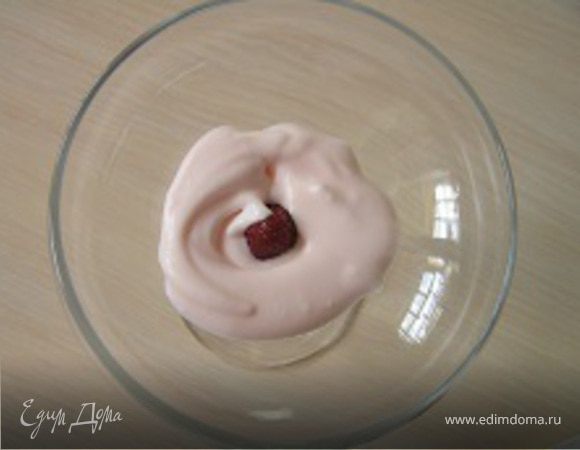 В креманки укладывать слоями: землянику, крем