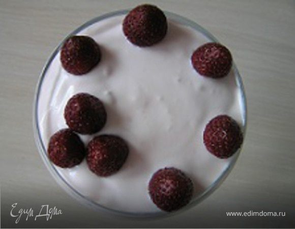 и завершить кремом. Поставить в холодильник на несколько часов. Перед подачей украсить земляникой.