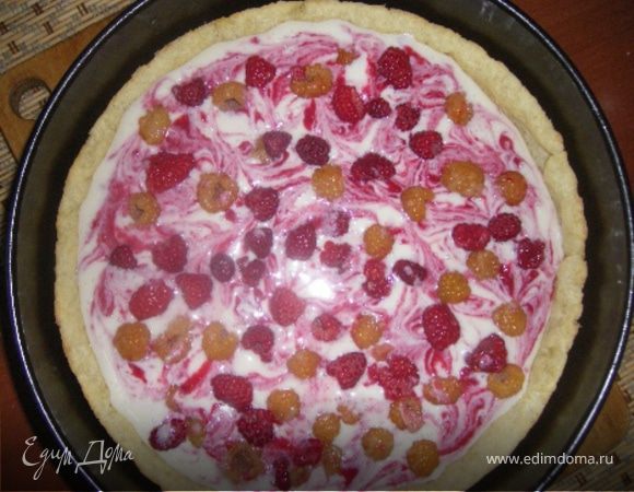 Так и не решив что с этой красотой делать, я вдавила сверху запланированную малину(желтую и красную) и отправила все в духовку(180 гр.)на 40минут.