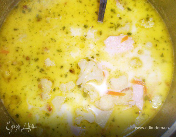 Картофель вымыть, очистить, крупно нарезать. Капусту вымыть, разобрать на соцветия. Лук и морковь нарезать. Лук мелко, морковь тонкой соломкой. Растительное масло влить в кастрюлю, обжарить на нем морковь, лук, потом добавить цветную капусту и помешивая обжаривать 5 минут. Влить куриный бульон, дать закипеть, накрыть крышку и варить 15 мин на среднем огне.