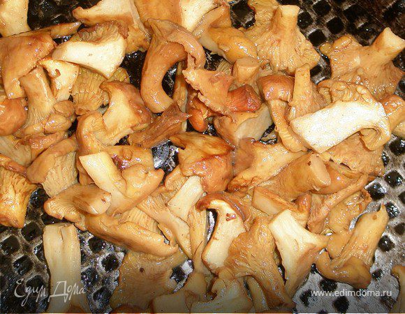 Грибы промыть, те что побольше нарезать на половинки или четвертинки. Разогреть сливочное масло в сковороде, обжарить грибы 5, 6 мин. Приправить солью, перцем.