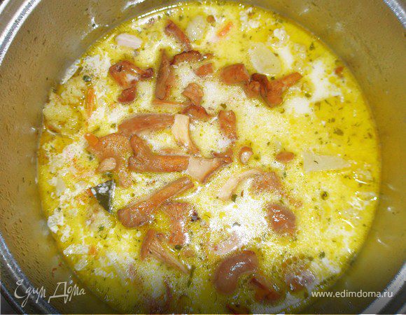 Добавить в суп петрушку и укроп. Влить сливки, перемешать и снять с огня. Разлить по тарелкам и положить сверху по ст. ложке грибов.
Приятного аппетита)))