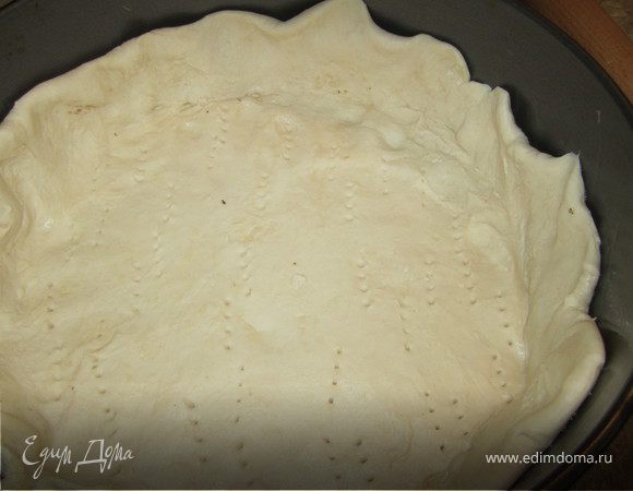 Духовку разогреть до 180 гр.
Форму смазать маслом.
Если вы используете готовое тесто, его нужно выложить проколоть. И поставить в духовку на минут 10-15