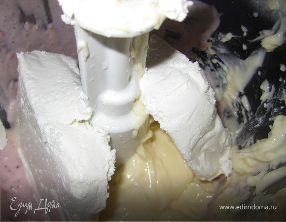 Творог, заварной крем, сахар взбить в блендере. Добавить манку еще раз хорошо взбить.
Заварной крем можно приготовить по рецепту http://www.edimdoma.ru/recipes/24583.  Нужно будет сделать пол порции крема. Если у вас получится больше стакана крема, тогда к творожной массе нужно будет добавить еще 1 ст. л. манки.