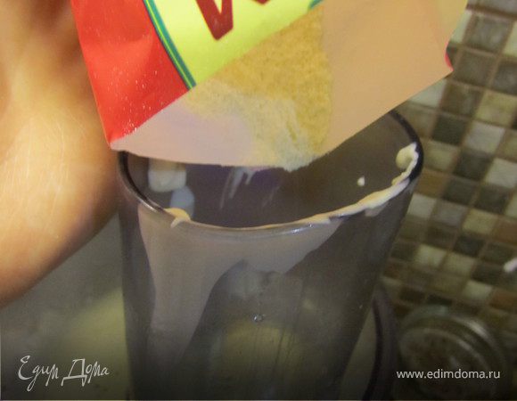 Если используете сухой заварной крем.
Также творог, сухой заварной крем, сахар яйцо, взбить. Добавить манку. Взбить.