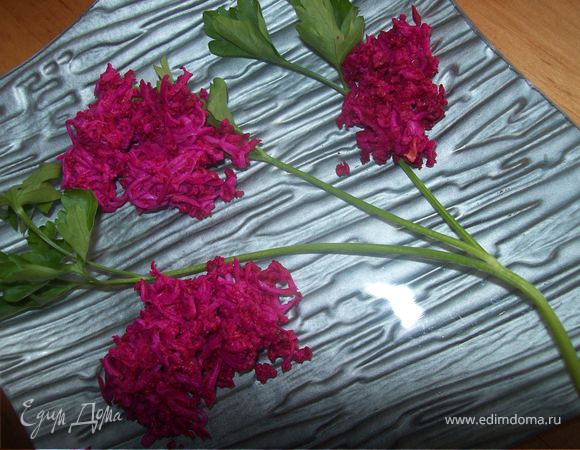 или оформить салат веточкой вот такой сирени..