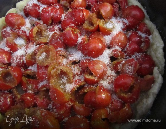 Выложить ягоды на тесто. По желания посыпать сахаром.