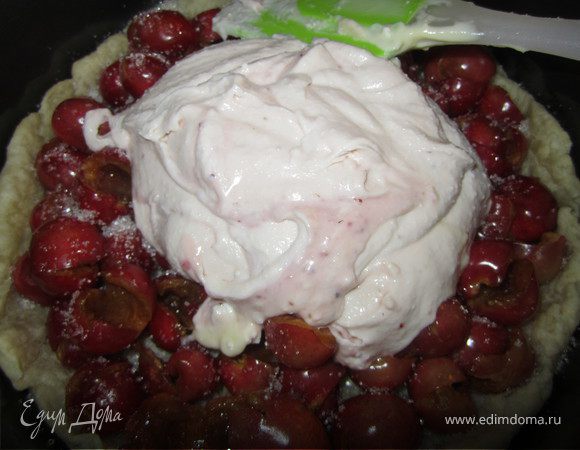 Покрыть творожной массой.