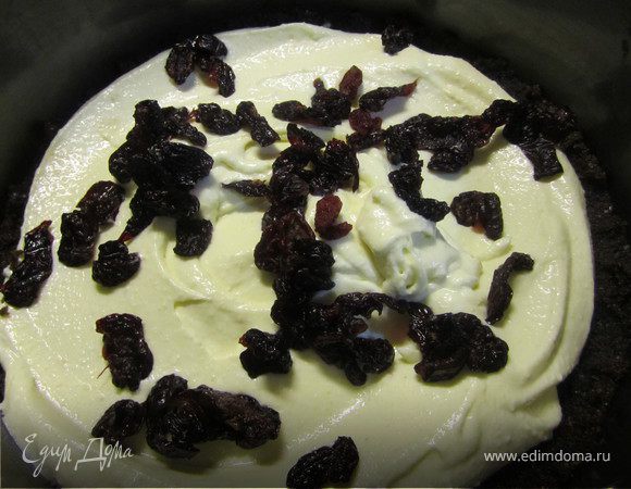 Или сначала выложить часть творожной массы. 
Добавить ягоды ( у меня сушеная клубника)