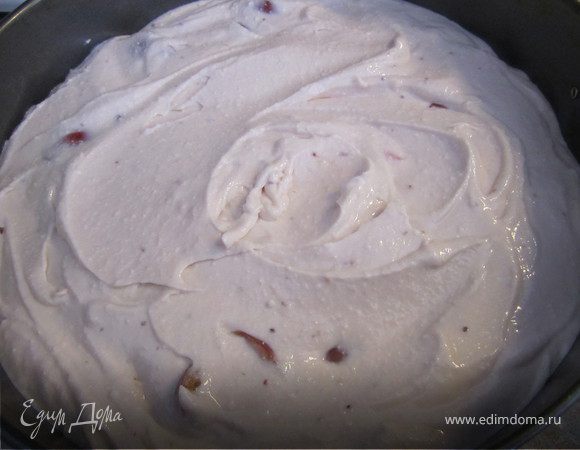 На дно духовки поставить емкость с водой.
Ставим запеканку в духовку на 40-45 минут.
