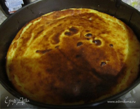 Достать из духовки.
Резать запеканку лучше остывшей. 