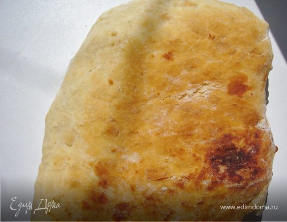 Выложи тесто на противень с пергаментом и накрыв другим противнем сверху, оставь чтобы поднялось снова.
Затем снять противень ,смазать маслом и печь в духовке 180 г/до золотистой корочки.