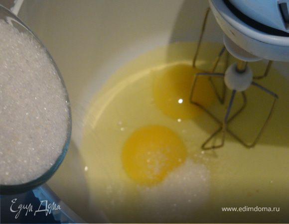 Смешиваем в миксере яйца и сахар 