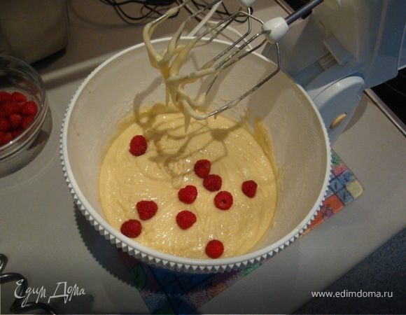 Добавляем ягодки малины. Я брала 10 штучек