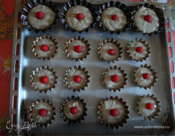 Смазываем формочки сливочным маслом. Ставим в предварительно разогретую до 180 градусов духовку на 30 минут, а потом на 5 минут только верх, чтобы подрумянились))Bon appétit!!!
