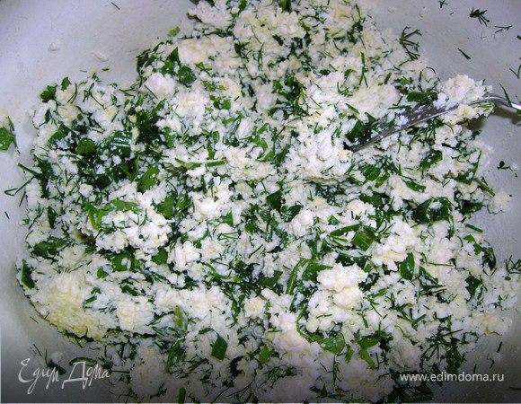 Смешать творог, нарезанную зелень, соль, яйцо, перец.