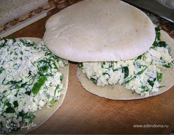 Разрезать питту и начинить творогом. Сверху на начинку положить кусочек сливочного масла.