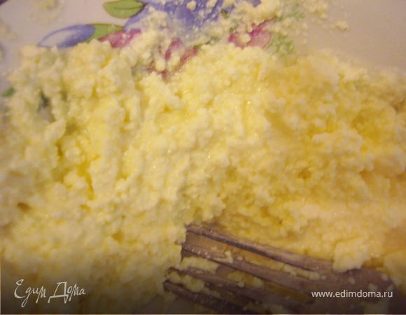 Размять творог (вилкой) с сахарной пудрой