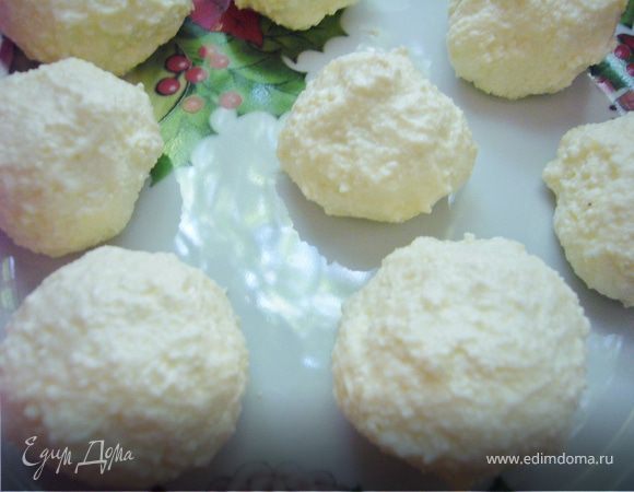 Скатать шарики и вложить в них малинку