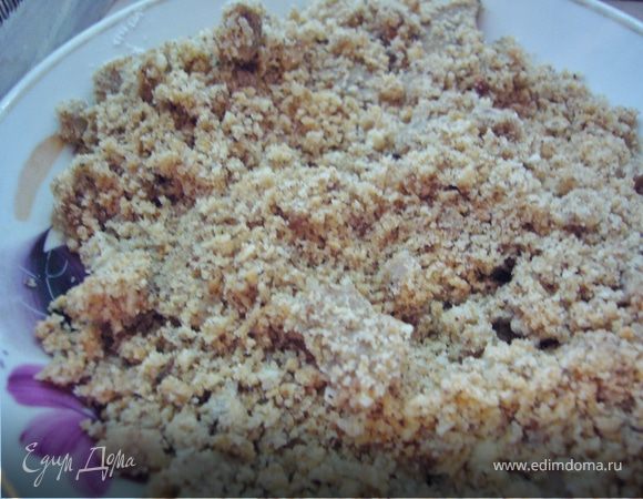 Обвалять шарики в бисквитной крошке с молотыми орешками. 