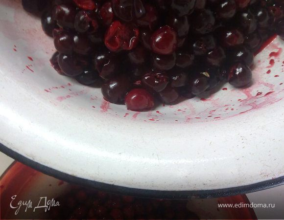 С вишен вынуть косточки и сцедить сок.