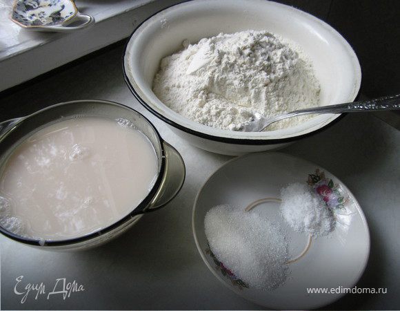 Дрожжи растворить в теплой воде. Муку просеять, добавить соль и сахар, влить дрожжи и замесить тесто.