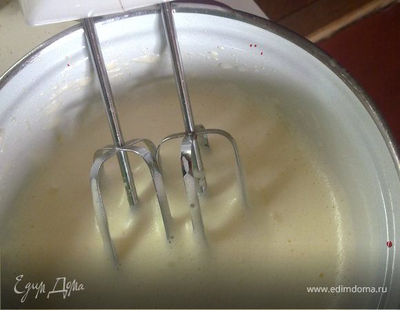 Яйца взбить до увеличения масы в 2-3 раза.