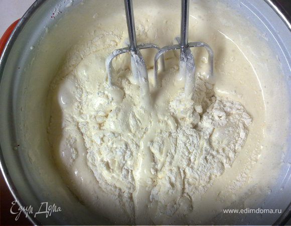 Просеять муку,разрыхлитель,дать соду гашенную уксусом и хорошо вымешать.