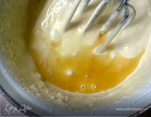 Добавить коньяк и снова все перемешать.