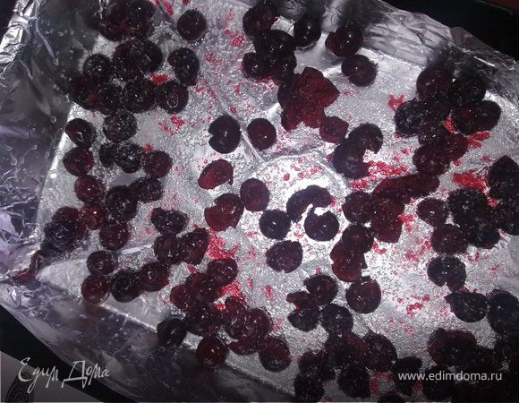 Противень смазать растительным маслом+бумага для выпечки(у меня не было поэтому использовала фольгу).Выложить 1/3вишен и присыпать их сахаром