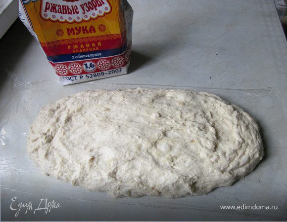 Сформировать тесто, прикрыть полотенцем и оставить на 30-40 минут.
С низу и с верху я посыпаю ржаной мукой, но можно и пшеничной.