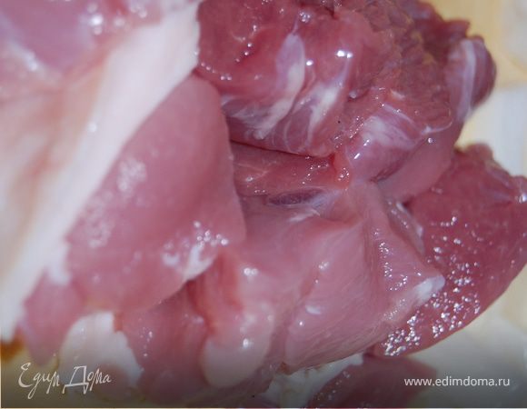 В последнее время полюбили делать фарш для купат не в мясорубке, а в блендере, он получается рубленый, неоднородный, короче то, что надо. Фарш мясной я рублю отдельно, добавив туда немного курдючного жира.