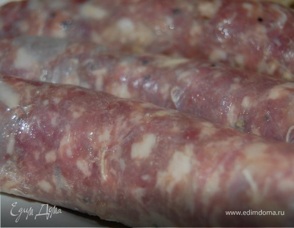 Кишки замачиваю в кипятке на пару минут, потом промываю под проточной водой, они делаются эластичными. Дальше кто как, я же навострилась набивать вручную, в одном из рецептов даже была фотка чудо-самодельной насадки из бутылочного горлышка. Но у кого есть специальные приспособления – тому повезло! Короче – набиваем кишки мясом, завязываем с двух сторон узелки.