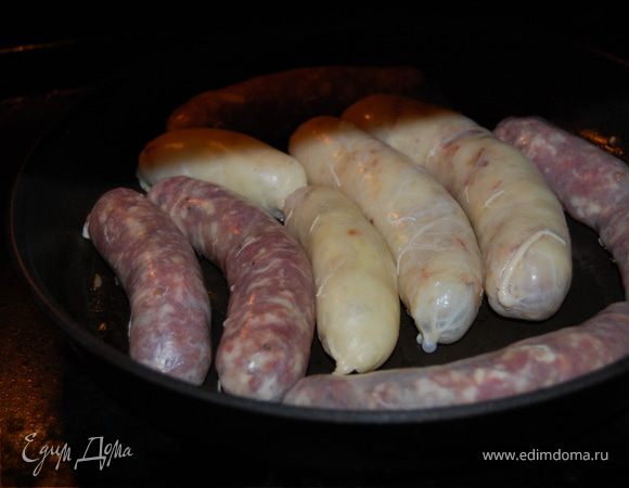 Мы повадились купаты не жарить, а запекать в духовке. В разогретую до 200С духовку отправляем наши купаты, одни раз перевернем, чтоб корочка румяная с двух сторон была. Я их не протыкаю, и обычно они не трескаются. Но даже если это случилось – не беда, на вкус это не повлияет! Всем приятного аппетита