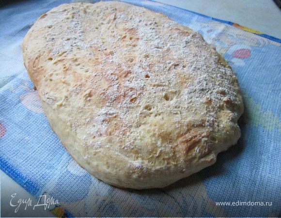 Противень посыпать ржаной мукой и осторожно выложить (взять под низ пленки и перевернуть на противень наше тесто). Поставить в предварительно разогретую духовку до 220*, на дно налить полстакана воды, для получения пара. Выпекать минут 30-40, зависит от духовки.
Все, ароматный, с хрустящей корочкой хлеб готов!