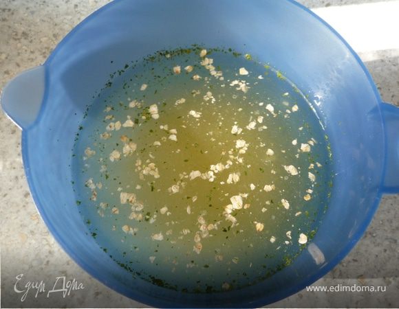 Залить хлопья овощным бульоном.