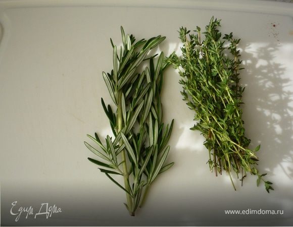 Тимьян и розмарин грубо порубить.