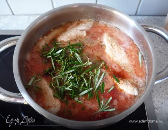 Добавить вместе с лавровым листом к гуляшу.