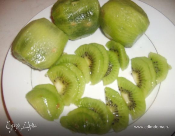 Киви очистить и нарезать ломтиками