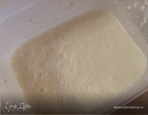 Взбить сливки с сахаром и добавьте ванилин