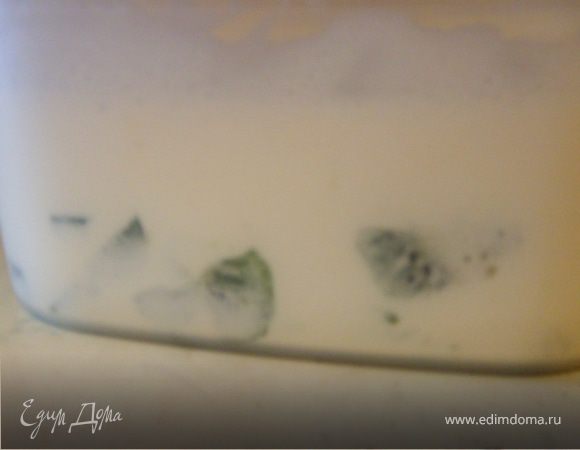 Перемешать с киви и перелить в форму. А потом можно употреблять сразу в таком виде, как мягкое мороженное, а можно заморозить. И не перемешивать.