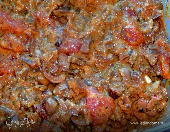 Переложить все в обьемную емкость,перемешать с сырым мясом,добавить яйца,манку,соль,лук,мелко порезанный чеснок,перец,приправы и специи,перемешать.