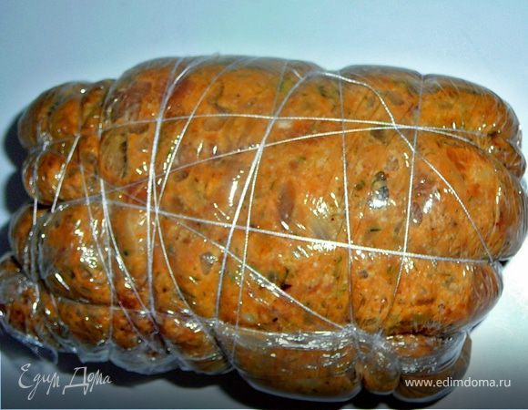 Берем пищевую пленку и выкладываем на нее фарш,я разделила его на две части.Выложив фарш,плотно укутываем в пленку,затем шпагатом или нитями,перевязываем плотно,делаем плотный батончик.Я для надежности перемотала еще пищевой пленкой и уложила в одноразовые кульки,в два кулька.