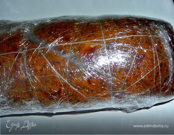 Ставим большую кастрюлю на огонь,как только вода закипела улаживаем батончики колбасы в кипящую воду,они должны плавать в воде,воды надо много,больше половины кастрюли.Варим около 40 минут,с одной стороны,потом переворачиваем на вторую строну и варим 40 минут.