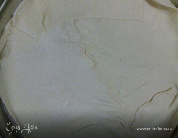 Выложить тесто в бисквитную форму и  выпекать без нначинки 20 мин при Т=180С