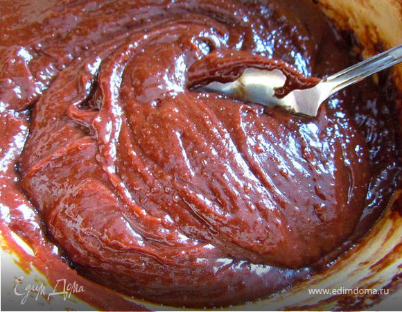 Все ингредиенты перемешиваем ложкой! Яйцо с сахаром, затем вливаем растопленное сливочное масло и растительное масло. Солим. Добавляем муку, какао, ванилин, разрыхлитель и вымешиваем густое тесто. 