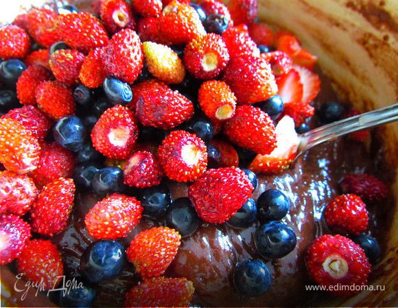 Добавляем ягоды (чернику и землянику).