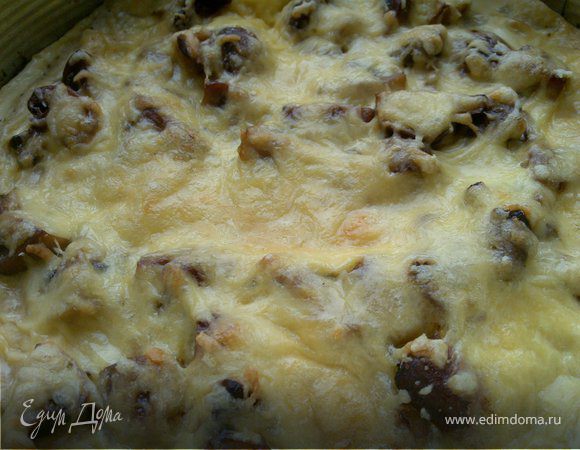 На предварительно выпеченное тесто выложите грибы, затем вылейте ячную смесь.Посыпьте тертым сыром и выпекайте 25 мин