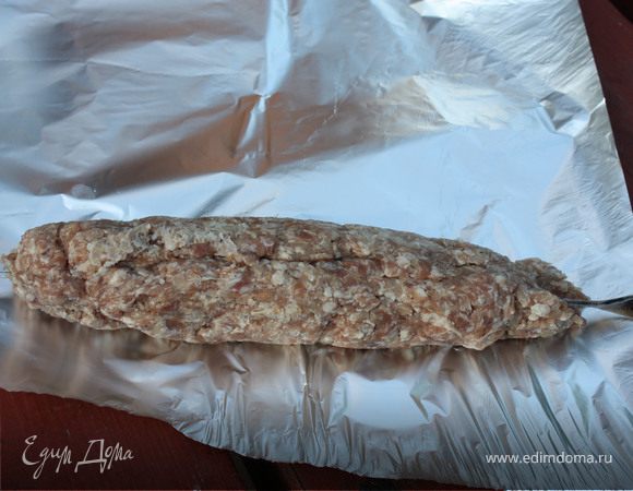 Люля-кебаб.Лук и чеснок очистить и вместе с бараниной провернуть через мясорубку.Добавить соль и перец, замесить фарш.Слепить из фарша колбаску вокруг шампура.